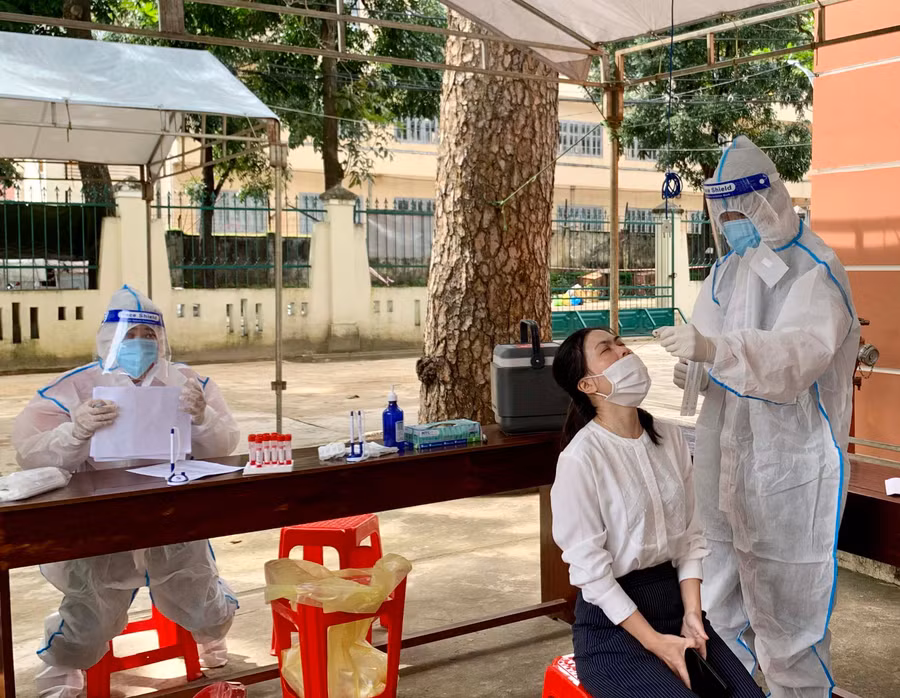 Nhân viên y tế lấy mẫu xét nghiệm cho người dân trên địa bàn phường Yên Đổ (TP. Pleiku) sáng 25-10. Ảnh: Như Nguyện