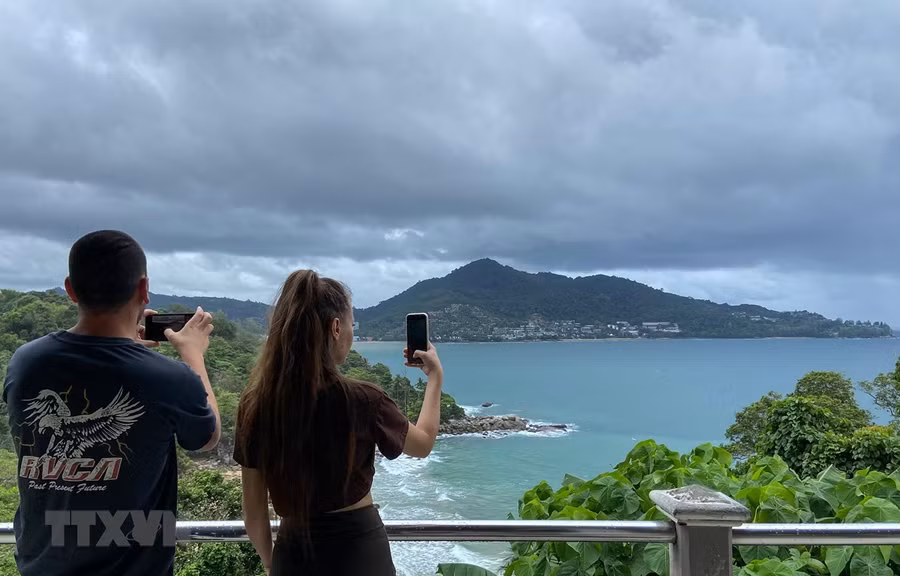 Khách du lịch chụp ảnh tại đảo Phuket, Thái Lan, ngày 21/9/2021. Ảnh: AFP/TTXVN