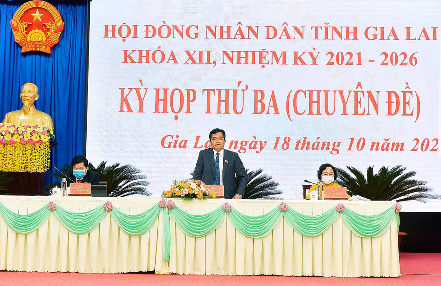 Đồng chí Hồ Văn Niên-Ủy viên Ban Chấp hành Trung ương Đảng, Bí thư Tỉnh ủy, Chủ tịch HĐND tỉnh gợi ý thảo luận tại hội trường. Ảnh: Đức Thụy