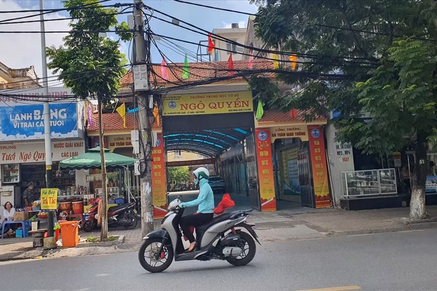 Cơ quan điều tra Công an quận Lê Chân (Hải Phòng) đã khởi tố vụ án tại Trường THCS Ngô Quyền về hành vi "Lợi dụng chức vụ quyền hạn trong khi thi hành công vụ". Ảnh: MC Cơ quan điều tra Công an quận Lê Chân (Hải Phòng) đã khởi tố vụ án tại Trường THCS Ngô Quyền về hành vi