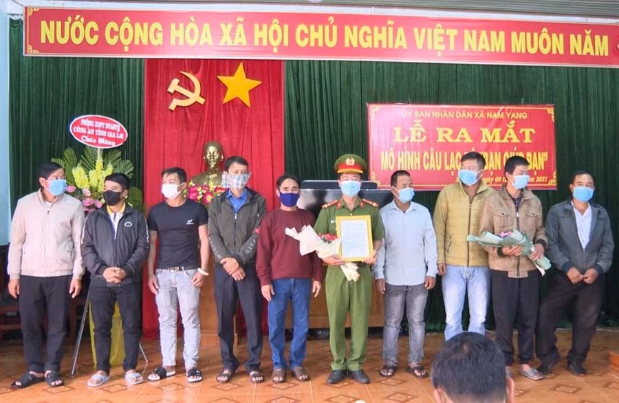 Quang cảnh lễ ra mắt Câu lạc bộ Bạn giúp bạn tại xã Nam Yang. Ảnh: Ngọc Định