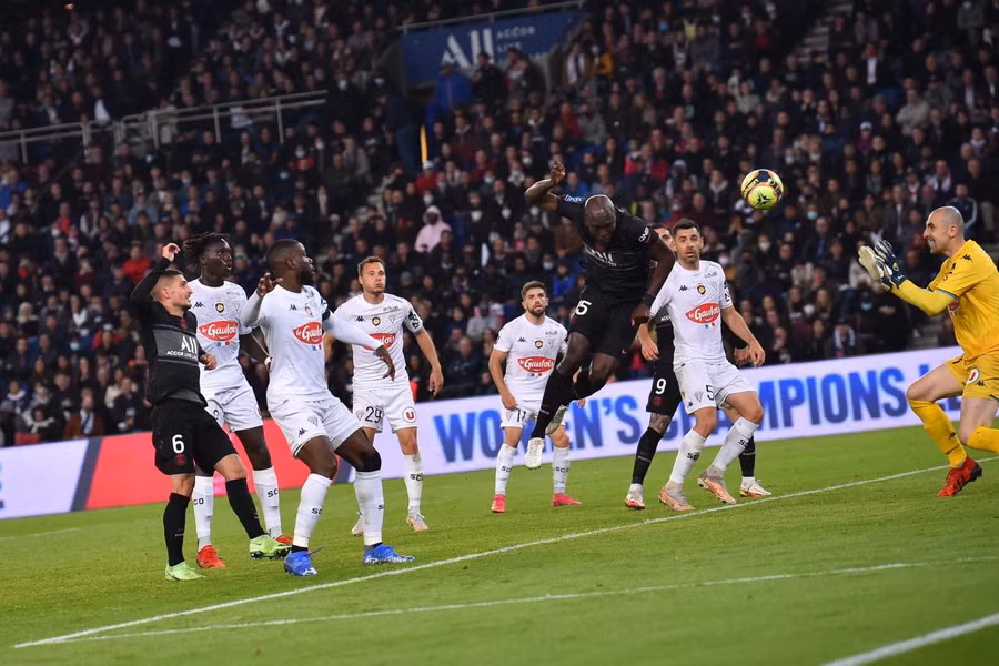 Danilo Pereira đánh đầu ghi bàn gỡ hòa 1-1 cho PSG. Ảnh: AFP