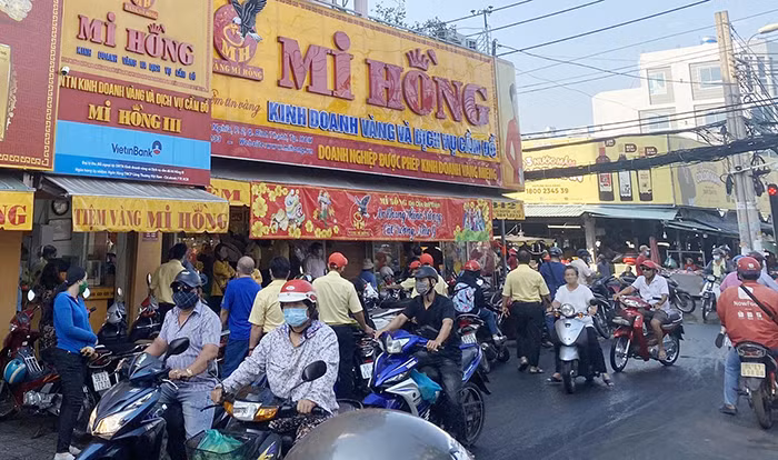 Hàng quán, phố xá đông đúc trở lại.