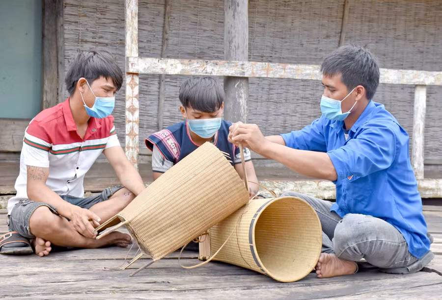 Thanh niên tổ dân phố Plei Ktoh (thị trấn Kông Chro) cùng nhau học đan lát. Ảnh: Mai Ka