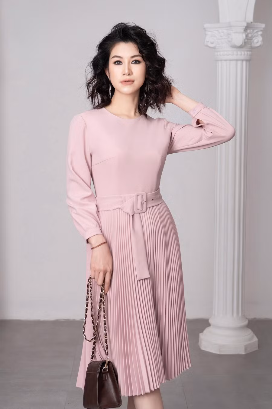 Huyền Trang cũng yêu thích việc chăm sóc tóc. Ảnh: NVCC