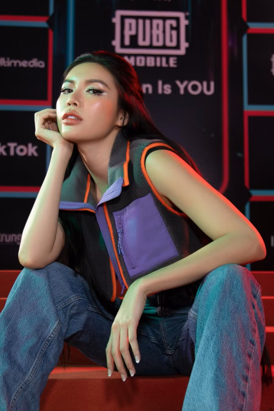 Minh Tú chia sẻ về show diễn lần này: “Là một người mẫu thành danh từ sàn catwalk, tôi rất vui và hạnh phúc khi lại được sải bước trên sàn diễn, diện những bộ trang phục đẹp mắt từ Chung Thanh Phong, cũng là một người anh thân thiết. Đó là điều rất vinh dự sau thời gian dài giãn cách xã hội
