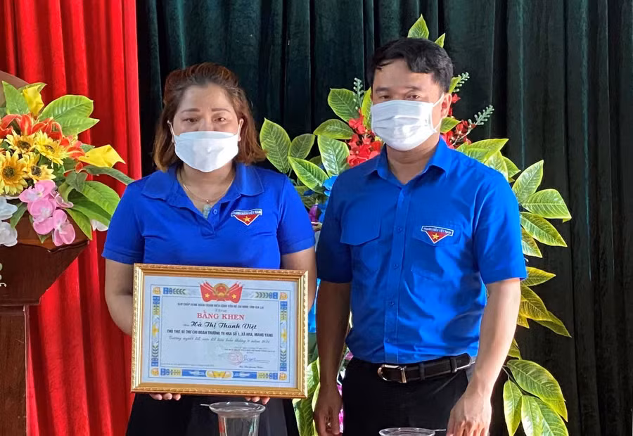 Anh Đỗ Duy Nam tặng bằng khen cho Cô Hà Thị Thanh Việt. Ảnh: Hà Đức Thành