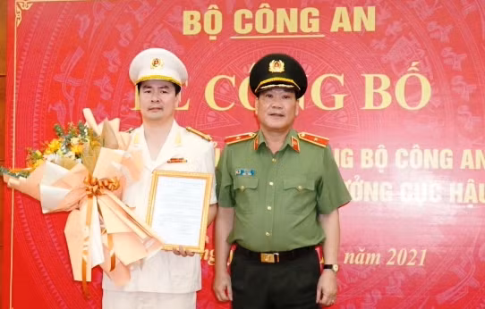 Thiếu tướng Lê Văn Hải trao quyết định và chúc mừng Thượng tá Vũ Thành Hưng.