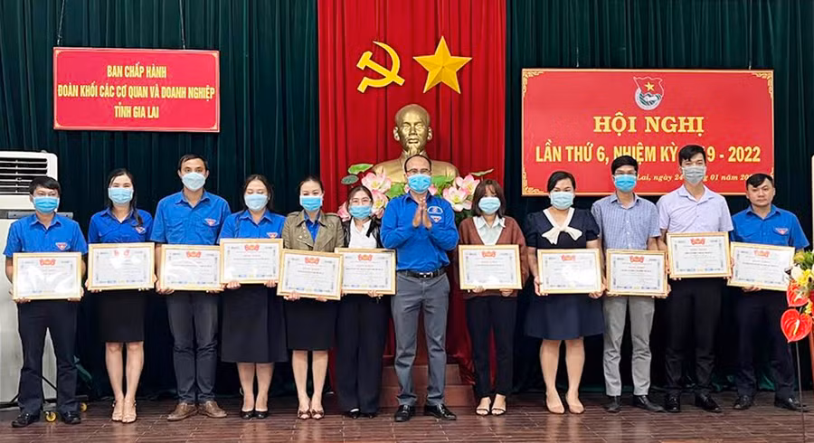 Bí thư Đoàn Khối các Cơ quan và Doanh nghiệp tỉnh Bùi Duy Toàn (thứ 7 từ trái sang) trao bằng khen của Ban Chấp hành Tỉnh Đoàn cho các tập thể xuất sắc. Ảnh: Phương Vi Quang cảnh hội nghị Ban Chấp hành Đoàn Khối các Cơ quan và Doanh nghiệp tỉnh lần thứ 6. Ảnh: Phương Vi