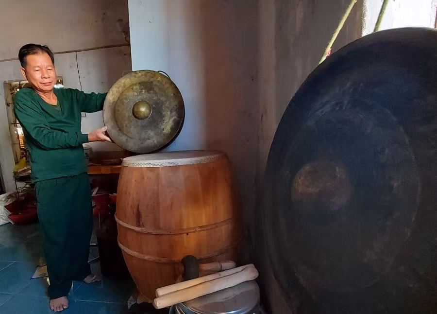 Trống, chiêng do họ Vi mua để phục vụ cho hoạt động của cộng đồng. Ảnh: Thiên Di