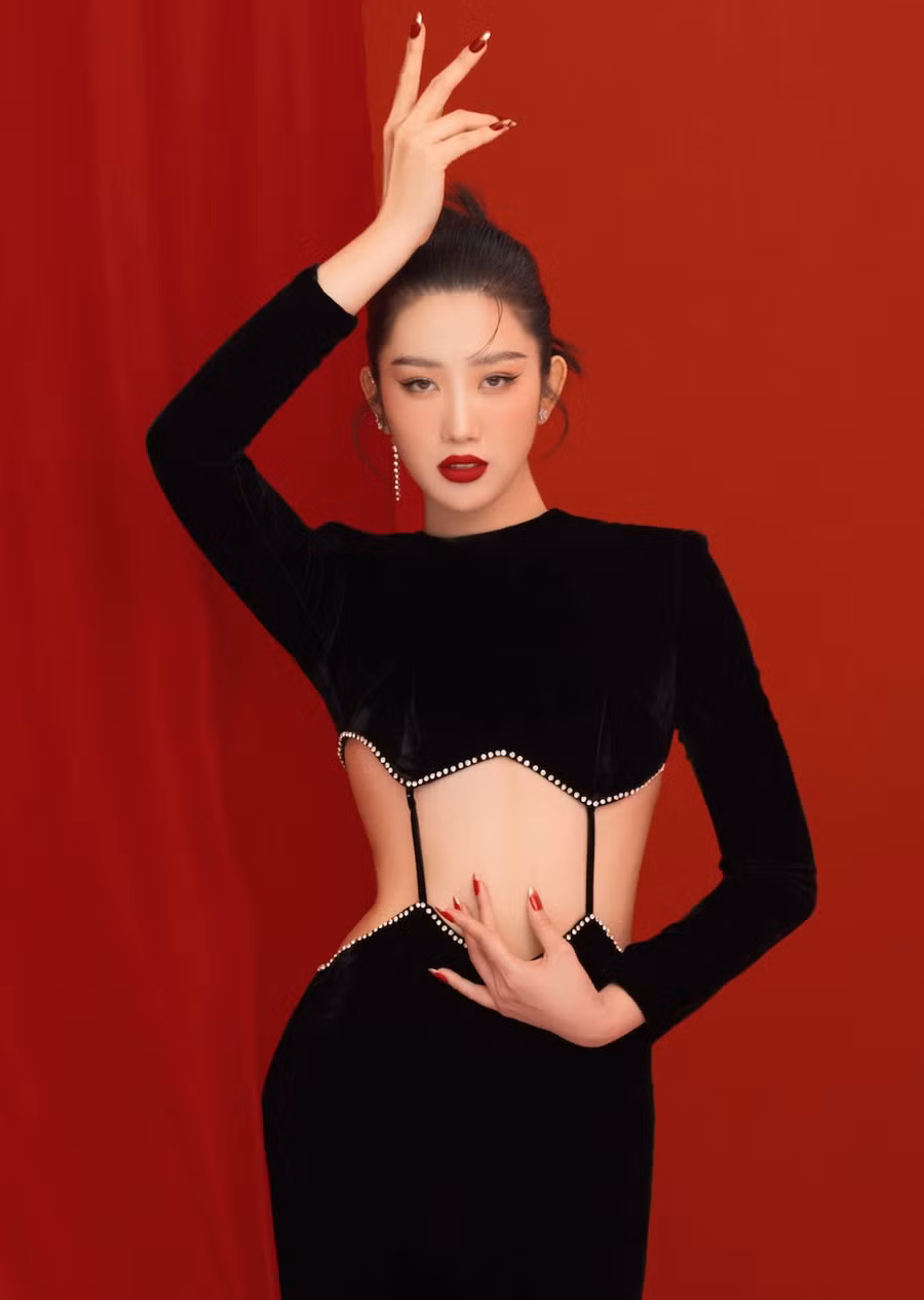 Nhưng thú vị nhất phải kể đến thiết kế mang sắc đen ấn tượng, chi tiết vai độn ngang tạo độ mạnh mẽ nhưng không kém phần nữ tính. Từ cách làm tóc, trang điểm... đều hài hòa, mang lại tổng thể phù hợp cho concept. Ảnh: NVCC