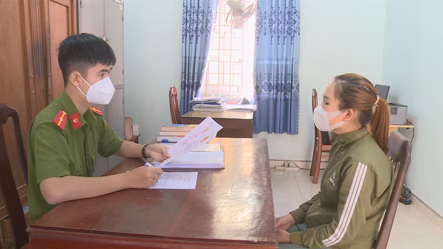 Công an làm việc với Nguyễn Thị Hồng Trinh. Ảnh: Trị Bình Công an làm việc với Nguyễn Thị Hồng Trinh. Ảnh: Trị Bình