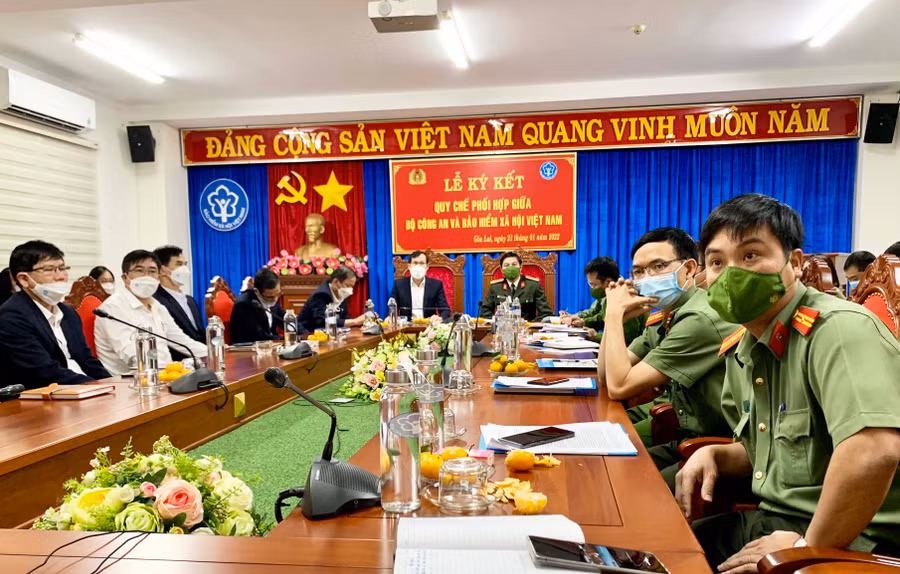 Các đại biểu theo dõi lễ ký kết trực tuyến tại điểm cầu Gia Lai. Ảnh: Như Nguyện 