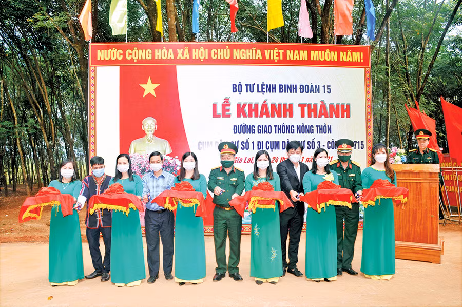 Binh đoàn 15 khánh thành và bàn giao công trình đường giao thông nông thôn trên địa bàn huyện Ia Grai. Ảnh: Vĩnh Hoàng Binh đoàn 15 khánh thành và bàn giao công trình đường giao thông nông thôn trên địa bàn huyện Ia Grai. Ảnh: Vĩnh Hoàng