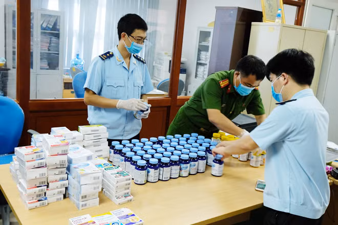Bắt giữ vụ ma túy ngụy trang trong các lọ thực phẩm chức năng, thuốc gửi chuyển phát nhanh qua đường hàng không về Việt Nam.