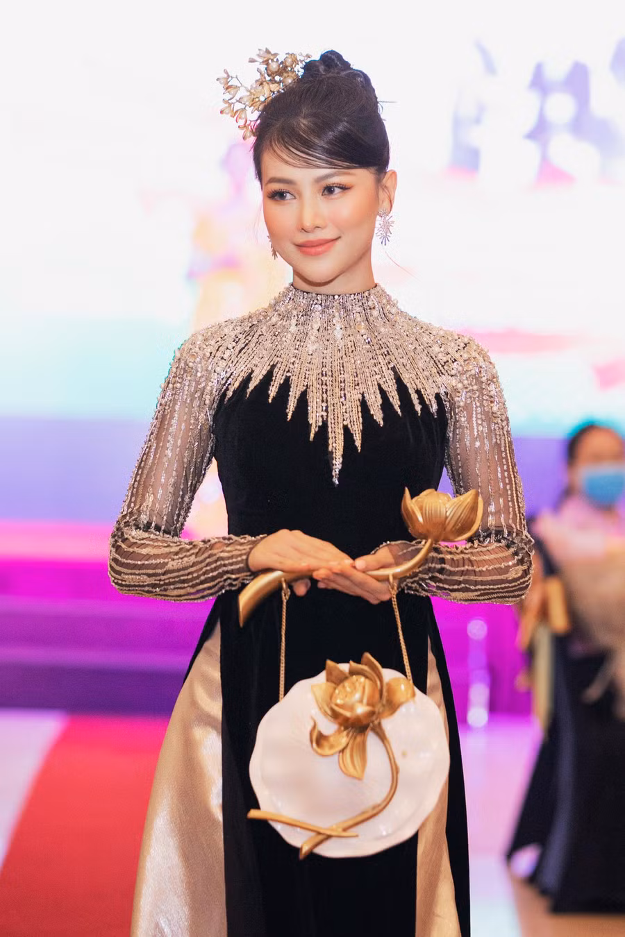 Hoa hậu Phương Khánh xuất hiện xinh đẹp và thần thái trong thiết kế của của Hoàng Hải. Người đẹp được nhận xét như tiểu thư quyền quý thời xưa khi kết hợp cùng phụ kiện mang màu sắc cổ điển như trâm cài, mấn đội đầu, clutch hoa sen... Ảnh: NVCC