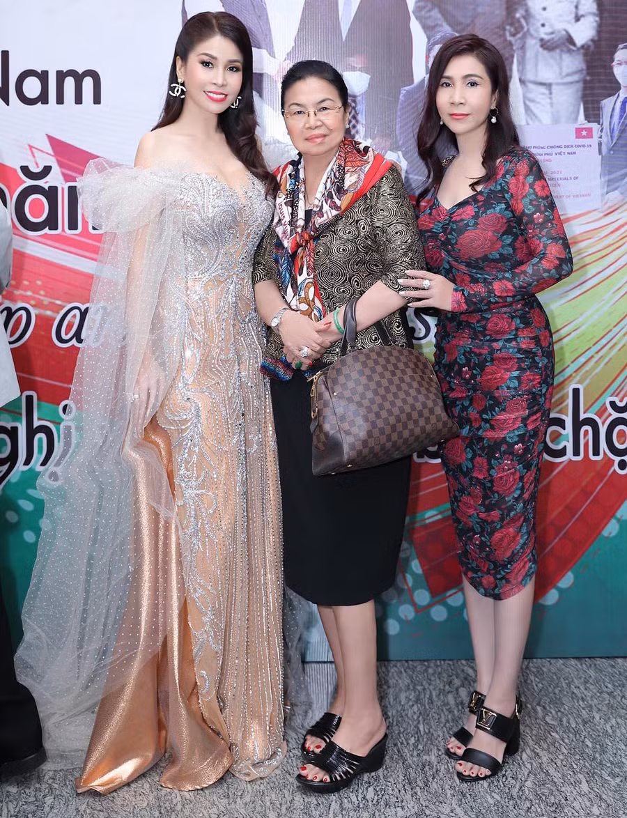 Đồng hành cùng Lý Hương tại sự kiện lần này là mẹ cùng chị gái Lý Hồng. Ảnh: NVCC