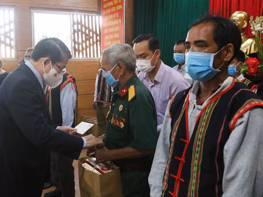  Phó Chủ tịch Quốc hội Nguyễn Đức Hải tặng quà cho các già làng, người uy tín trên địa bàn xã Gào. Ảnh: Quang Tấn