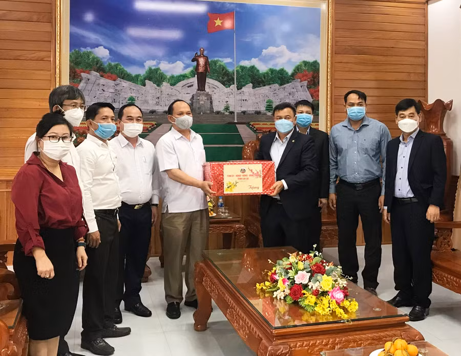 Đồng chí Rah Lan Chung-Phó Bí thư Tỉnh ủy, Trưởng Ban Nội chính Tỉnh ủy tặng quà cho Phòng 10. Ảnh: Nguyễn Diệp