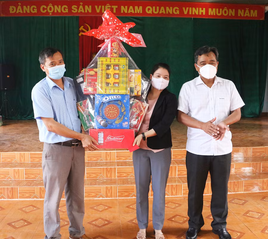 Bí thư Tỉnh ủy Hồ Văn Niên cũng đã tặng quà Tết cho Đảng ủy, chính quyền xã Kon Gang. Ảnh: Quang Tấn 