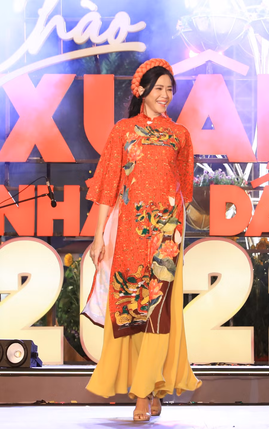  Là bạn thân thiết với nhà thiết kế Việt Hùng, MC Quỳnh Hoa hào hứng nhận lời biểu diễn trong chương trình Chào xuân Nhâm Dần 2022. Ảnh: Lý Võ Phú Hưng