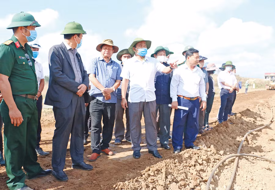 Bí thư Tỉnh ủy Hồ Văn Niên (thứ 6 từ trái sang) kiểm tra tiến độ xây dựng Dự án hồ chứa nước Tầu Dầu 2 (huyện Đak Pơ). Ảnh: Nguyễn Quang