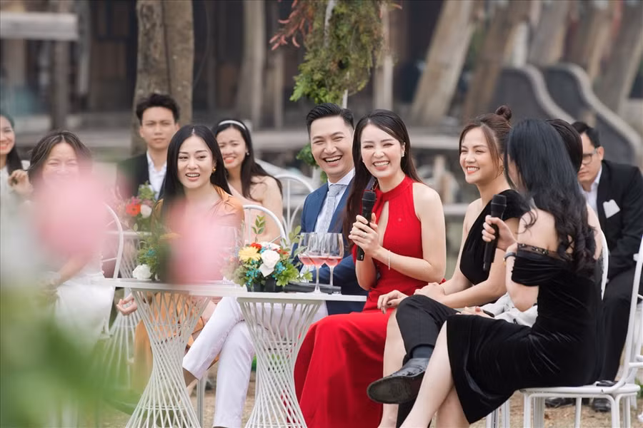 “Năm nào được dẫn chương trình “Gặp gỡ diễn viên truyền hình” thì năm đó mình thấy vui và may mắn vô cùng. Ngoài những chương trình chính luận Vân đảm trách thì “Gặp gỡ diễn viên truyền hình” là một làn gió mới, một kiểu chương trình giải trí đầy ắp sự bất ngờ và thăng hoa. Vân nói vậy vì thông thường chương trình là sự ứng biến. Mà mọi người biết rồi đó các diễn viên họ thông minh và hoạt ngôn như thế nào, mình không làm chủ được là dễ bị 