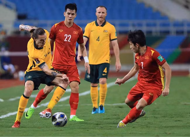 Hồng Duy (số 7) là một trong số những cầu thủ được HLV Graham Arnold đánh giá cao. Ảnh: VFF