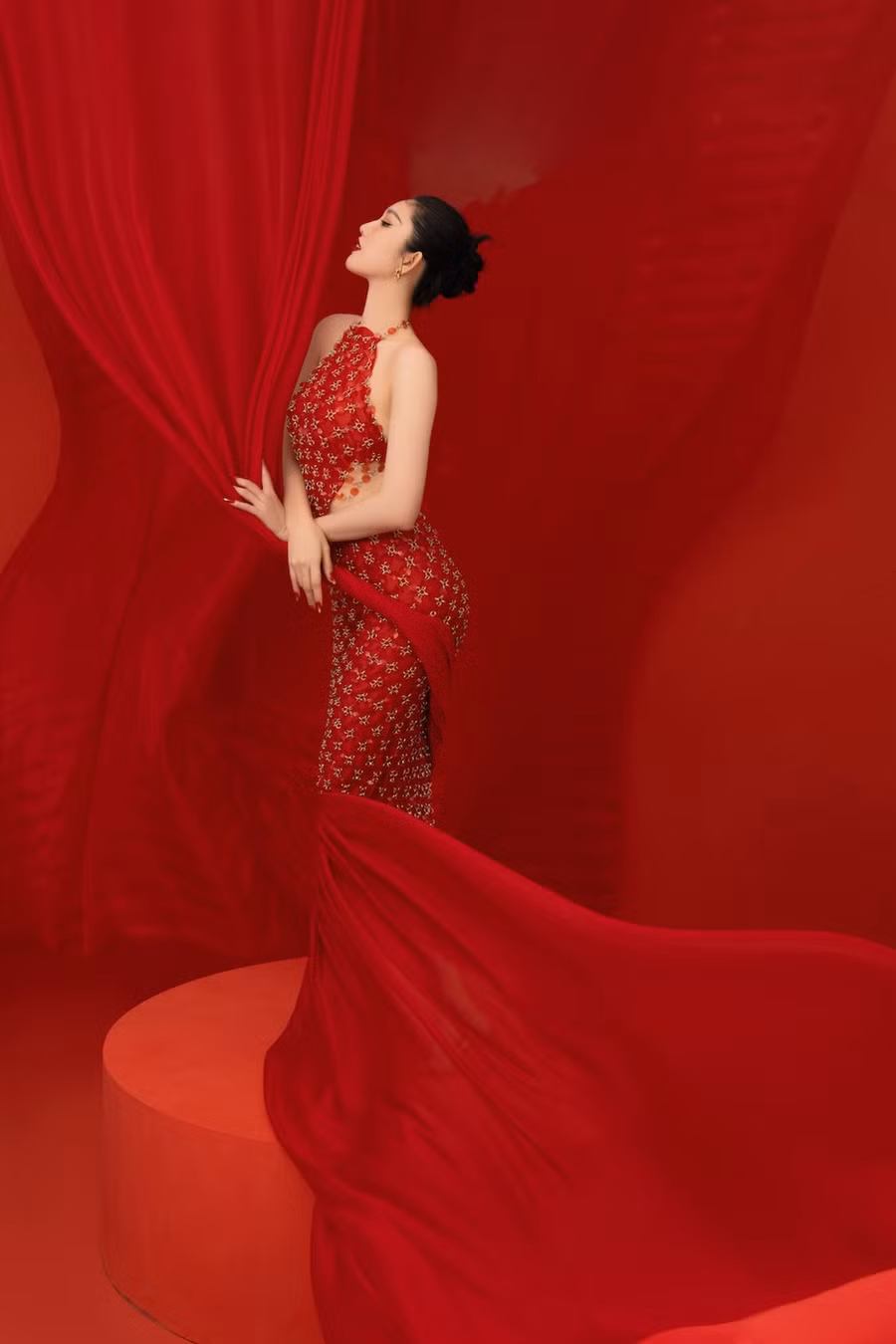 “Năm Nhâm Dần, Thúy Ngân chúc tất cả quý khán giả và người thân, người thương của quý vị năm mới sức khỏe dẻo dai, công việc thuận lợi thăng tiến dài dài, phi những nước đại tiến tới thành công trong tương lai”, Thúy Ngân viết. Ảnh: NVCC