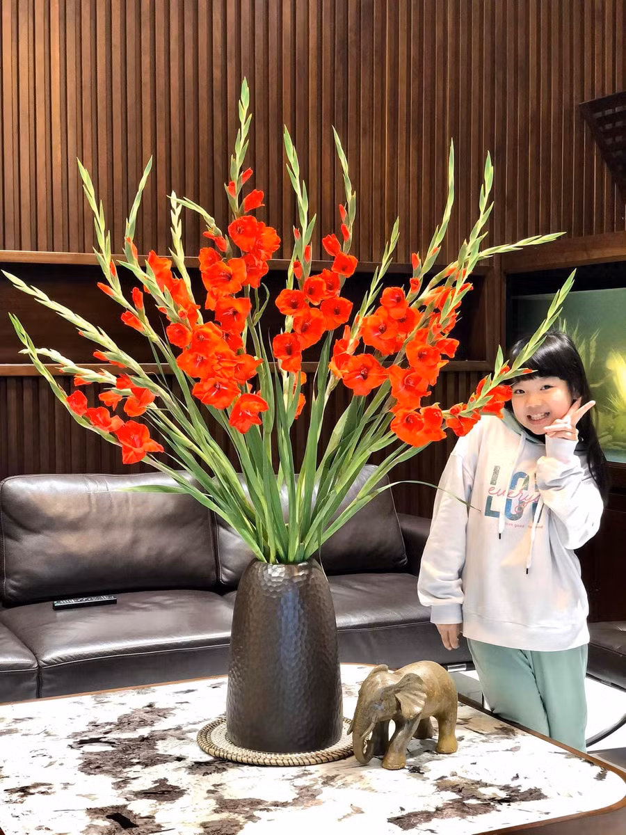 "Nhiều khi một bó hoa lay ơn trong nhà phải thay hết mấy chiếc bình gốm khác nhau. Vì cắm xong cái bình nào, khách thấy đẹp quá là mua luôn". Ảnh: Thảo Phạm