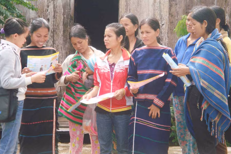 Hội Liên hiệp phụ nữ xã An Thành (huyện Đak Pơ) tuyên truyền về phòng-chống bạo lực gia đình và bình đẳng giới (ảnh chụp trước tháng 4-2021). Ảnh: Đinh Yến