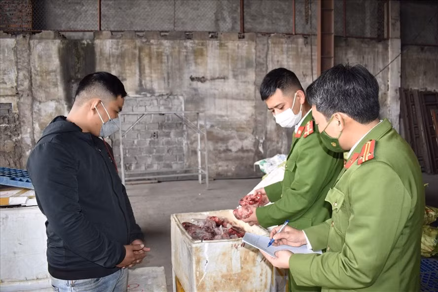 Lực lượng chức năng Công an tỉnh Ninh Bình kiểm tra, thu giữ toàn bộ số thực phẩm bẩn, bốc mùi hôi thối. Ảnh: NT