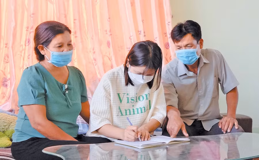 Vợ chồng ông Rmah Dmeo được dân làng nể trọng vì nuôi dạy con cái ăn học đàng hoàng. 