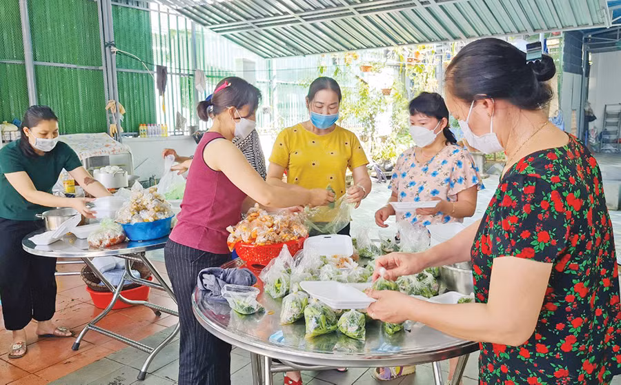Hội viên phụ nữ phường Hoa Lư (TP. Pleiku) nấu ăn cho lực lượng đang làm nhiệm vụ phòng-chống dịch Covid-19. Ảnh: Minh Nhật