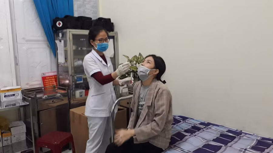 Test nhanh Covid-19 tại H.Đăk Glei, Kon Tum. Ảnh: Đức Nhật