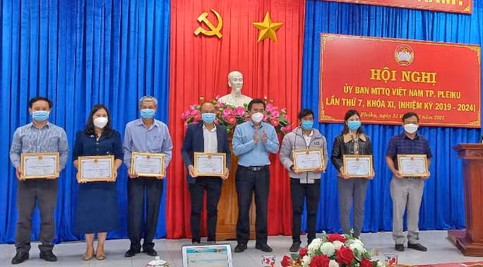 Khen thưởng cho các tập thể, cá nhân có thành tích xuất sắc trong công tác Mặt trận năm 2021. Ảnh: Phạm Huyền 