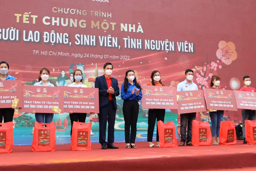 Bí thư T.Ư Đoàn, Chủ tịch Hội đồng Đội T.Ư Nguyễn Phạm Duy Trang (giữa) trao vé tàu xe cho công nhân về quê. Ảnh: Lê Thanh