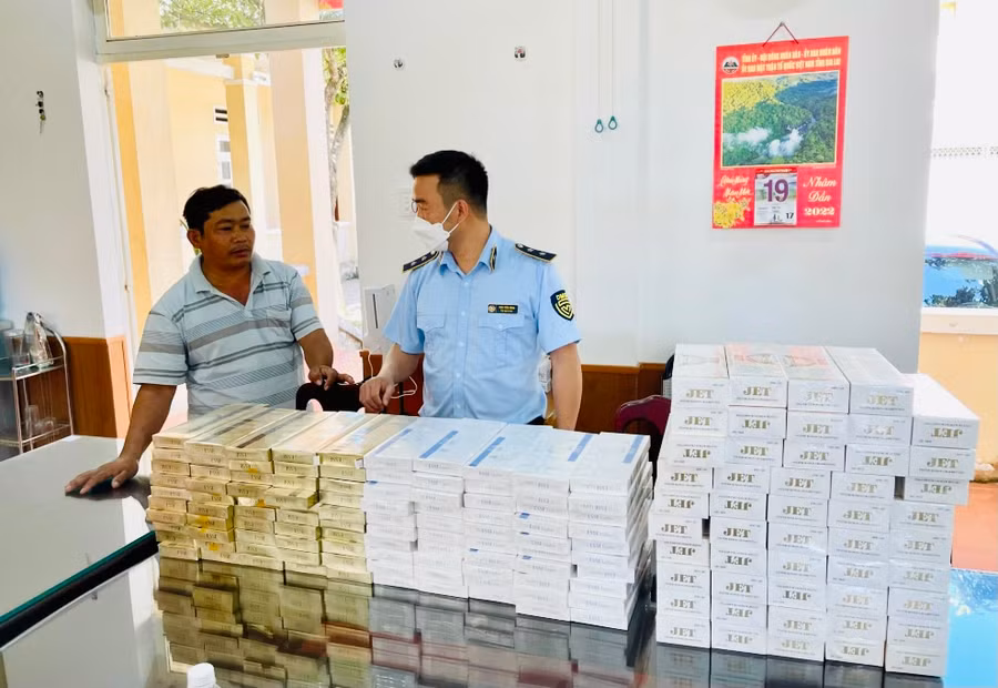 Lực lượng chức năng tiến hành kiểm đếm thuốc lá lậu. Ảnh: Vũ Thảo