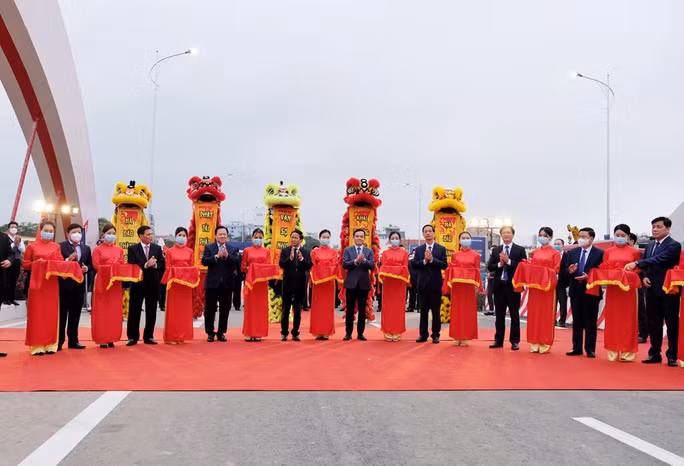 Phó Thủ tướng Chính phủ Lê Văn Thành cùng các đại biểu cắt băng thông xe kỹ thuật công trình cầu Rào