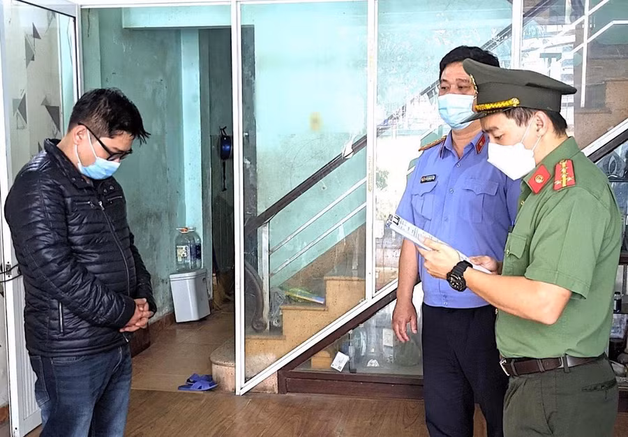 Thọ bị đọc lệnh bắt tạm giam. Ảnh: Nguyễn Tú