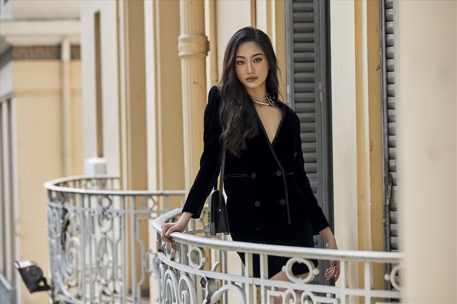 Với biểu cảm gương mặt, cách tạo dáng thần thái trong bộ ảnh, Hoa hậu Lương Thùy Linh cho thấy sự chín chắn sau 2 năm đăng quang. Cô nàng dường như đã định hình được phong cách thời trang cá nhân ấn tượng, mang đậm dấu ấn riêng. Ảnh: Nhân Thành Phan. 