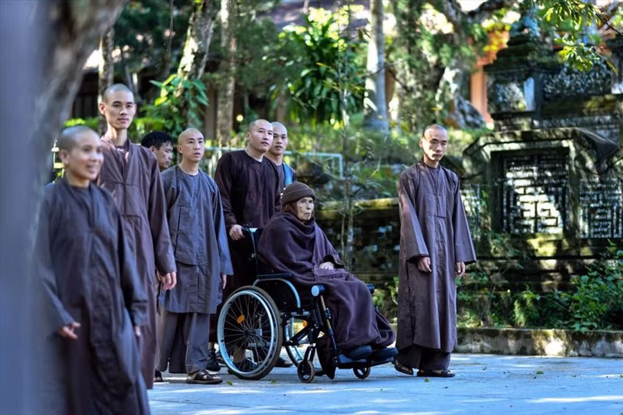 Thiền sư Thích Nhất Hạnh ngồi xe lăn ở chùa Từ Hiếu, thành phố Huế, năm 2018. Ảnh: AFP Thiền sư Thích Nhất Hạnh ngồi xe lăn ở chùa Từ Hiếu, thành phố Huế, năm 2018. Ảnh: AFP