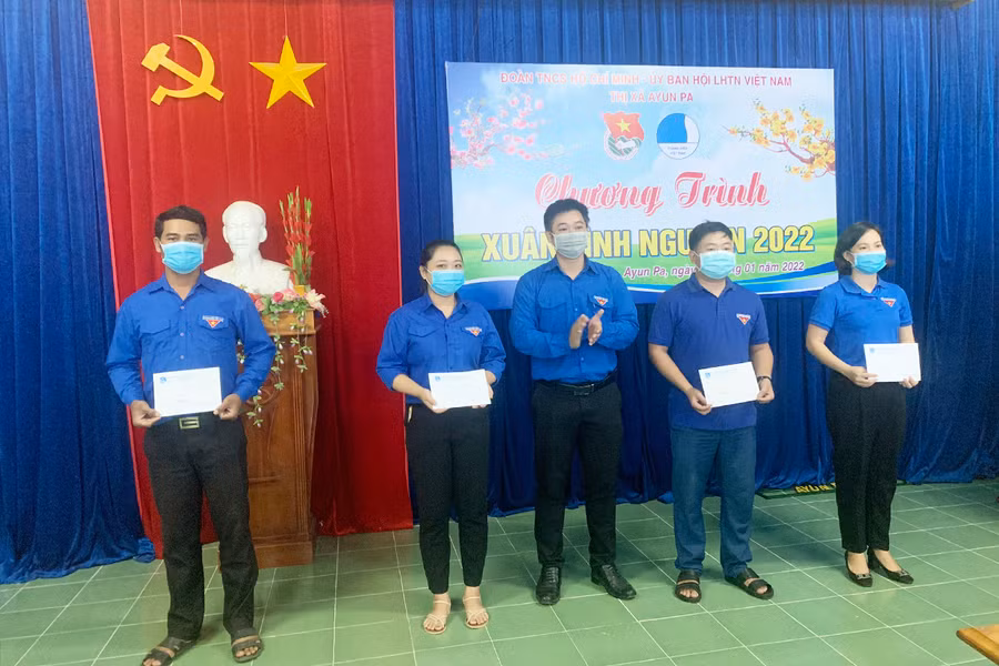 Anh Nguyễn Đức Huy-Bí thư Thị Đoàn, Chủ tịch Hội LHTN thị xã Ayun Pa trao quà cho đoàn viên, thanh niên có hoàn cảnh khó khăn. Ảnh: Vũ Chi Anh Nguyễn Đức Huy-Bí thư Thị Đoàn, Chủ tịch Hội LHTN thị xã Ayun Pa trao quà cho đoàn viên, thanh niên có hoàn cảnh khó khăn. Ảnh: Vũ Chi