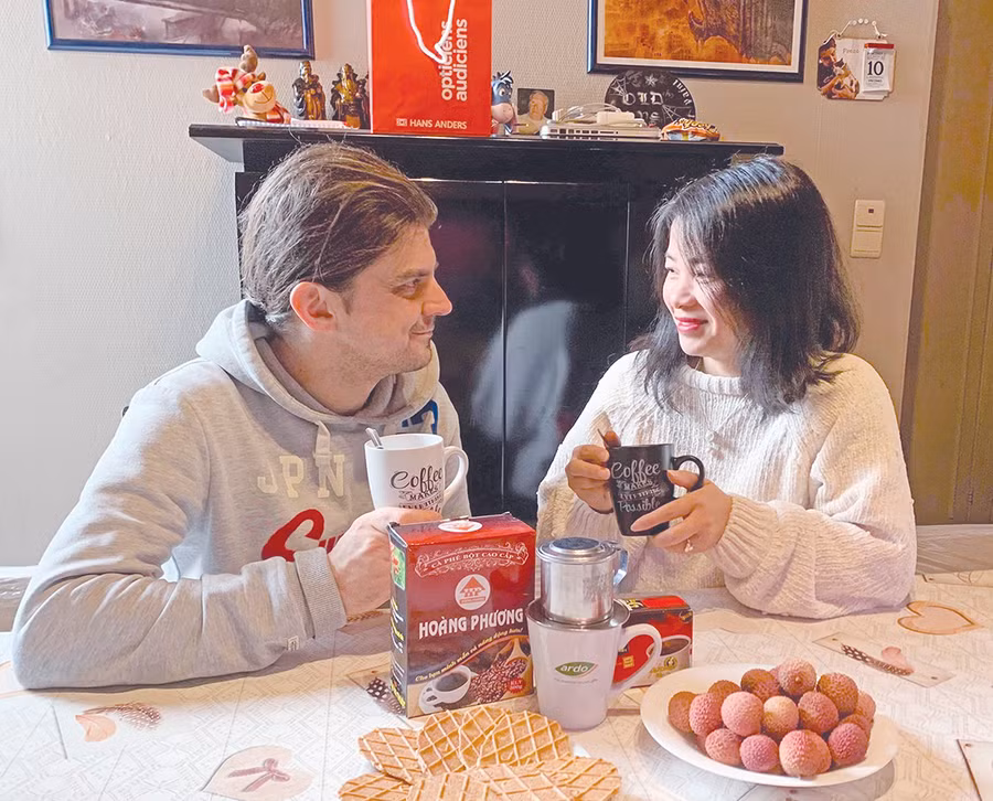 Vợ chồng Phương Hiếu-Kenny Van Moerbeke bên ly cà phê sản xuất tại Tây Nguyên. Ảnh: Đại Dương