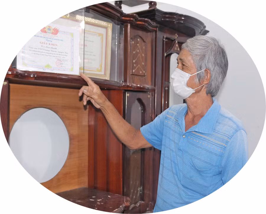 Ông Ksor Moaih nuôi dạy 5 người con học hành đến nơi đến chốn. Ảnh: Thiên Di