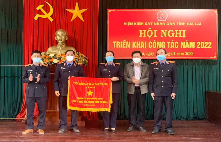 Thừa ủy quyền của Viện trưởng Viện Kiểm sát nhân dân tối cao, đồng chí Trương Văn Đạt-Phó Chủ tịch Thường trực HĐND tỉnh, tặng Cờ thi đua của ngành Kiểm sát nhân dân năm 2021 cho ngành Kiểm sát nhân dân tỉnh. Ảnh: R’Ô HOK