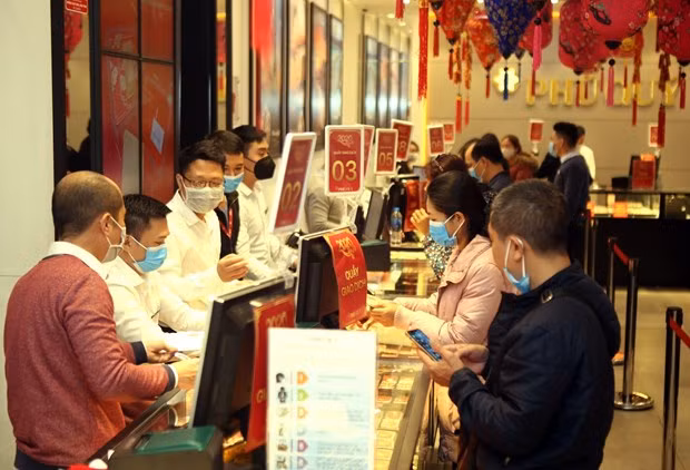 Khách hàng giao dịch vàng miếng. (Ảnh: TTXVN) Khách hàng giao dịch vàng miếng. (Ảnh: TTXVN)