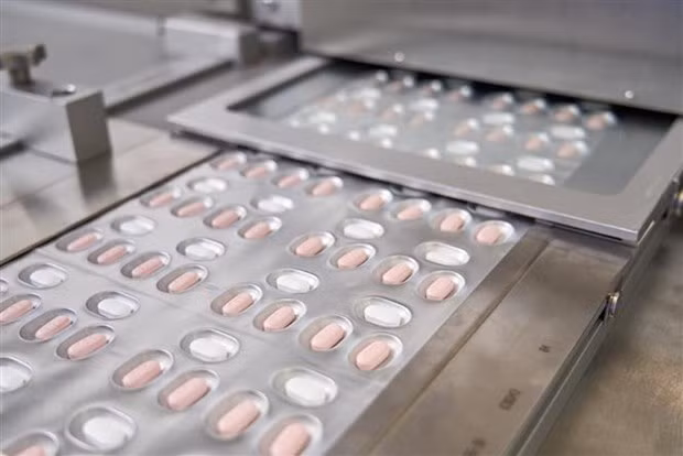 Thuốc Paxlovid điều trị COVID-19 của hãng Pfizer (Mỹ). Ảnh: AFP/TTXVN