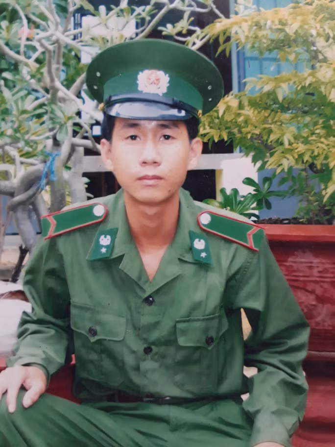 Chú Nhi của tác giả lúc sinh thời, hình chụp khi đi bộ đội
