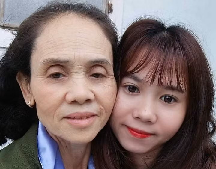 Tình và mẹ vào dịp tết năm 2019. Ảnh: NVCC